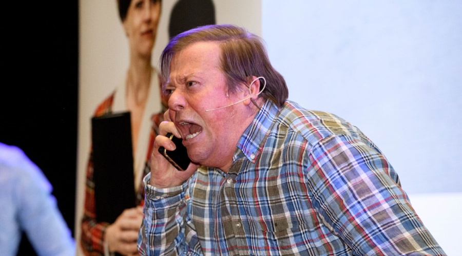 Werknemer Rick hangt aan de telefoon en doet zijn beklag tegen een andere collega. In plaats van een aanspreekcultuur te integreren, wordt er over elkaar gepraat, in plaats van met elkaar.