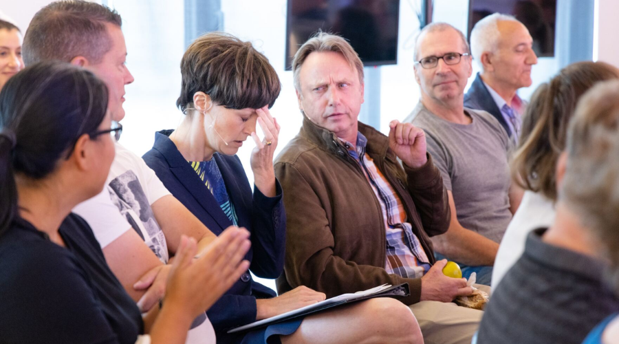 Tilly is vastgeroest in oude gedragspatronen en dankzij een gebrek aan gedragsverandering komen haar collega's weinig aan het woord tijdens een vergadering